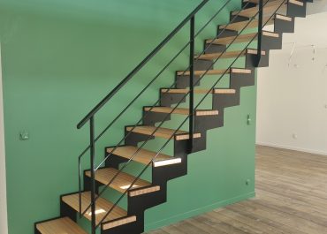 Quel escalier prend le moins de place ?